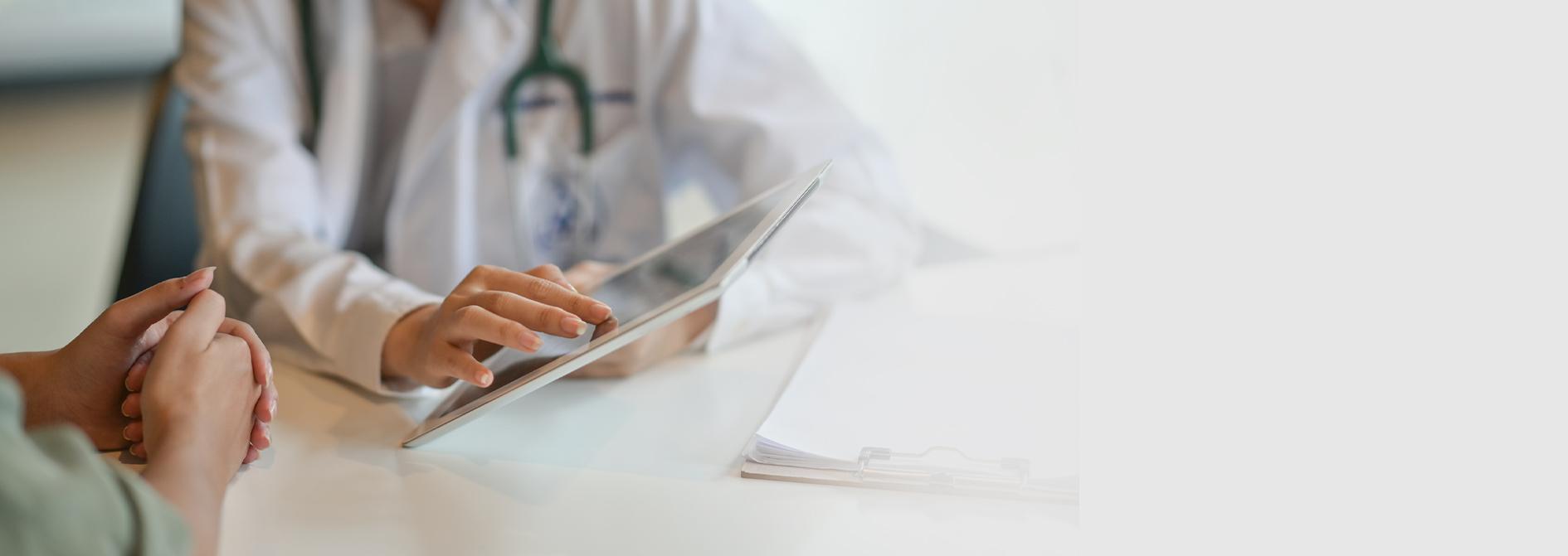 Slajd #2 - lekarz doradzający pacjentowi za pomocą tabletu