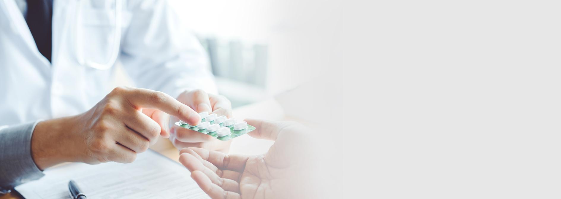 Slajd #3 - lekarz podający pacjentowi tabletki