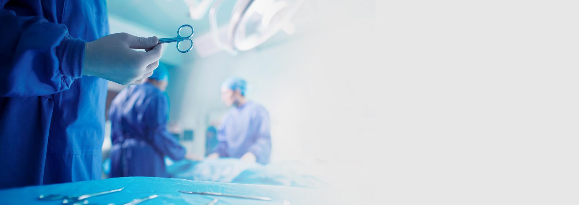 Slajd #4 - chirurg trzymający nożyce chirurgiczne